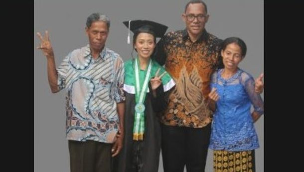 Wisuda Perdana STIKES St. Elisabeth Keuskupan Maumere: Perjalanan Panjang dan Haru Julia Fransiska Lodan Menuju Gelar Sarjana