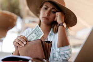 5 Kesalahan Finansial Saat Liburan yang Justru Bikin Boncos, Hati-hati!