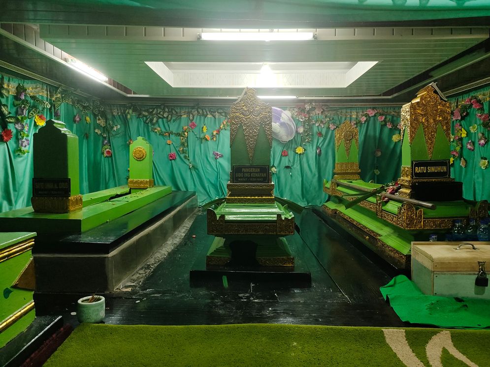 Di teras ketiga, terdapat permakaman Pangeran Sido Kenaya dan Ratu Sinuhun, di Jalan Kelurahan Sungai Buah, Kecamatan lilir Timur ll Palembang