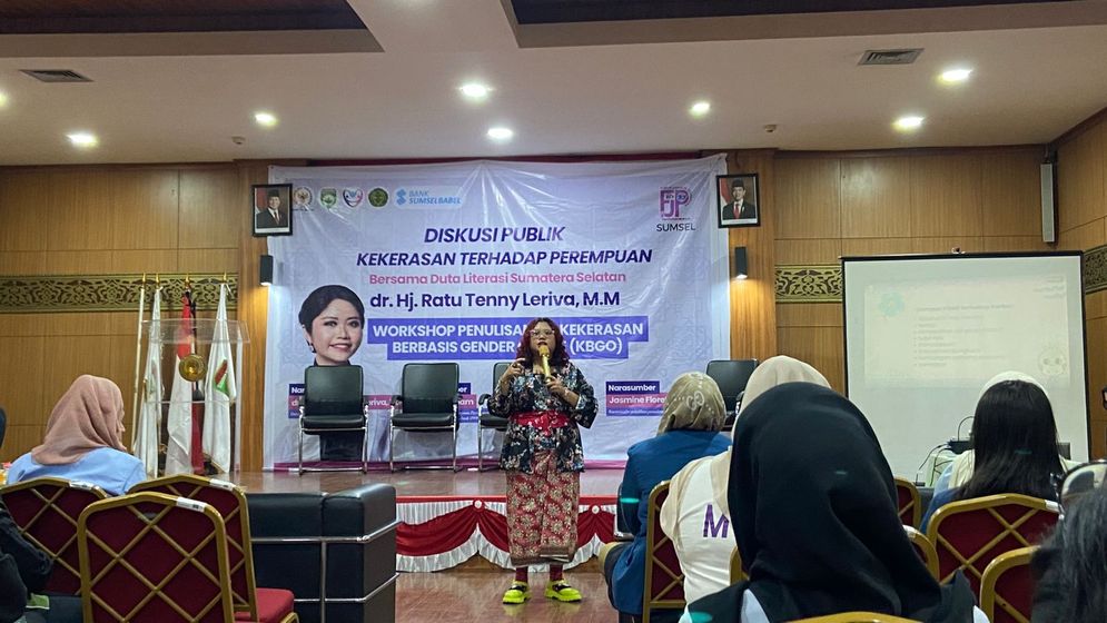 Jasmine Floretta  V.D saat menyampaikan materi dengan tema "Meretas KBGO"