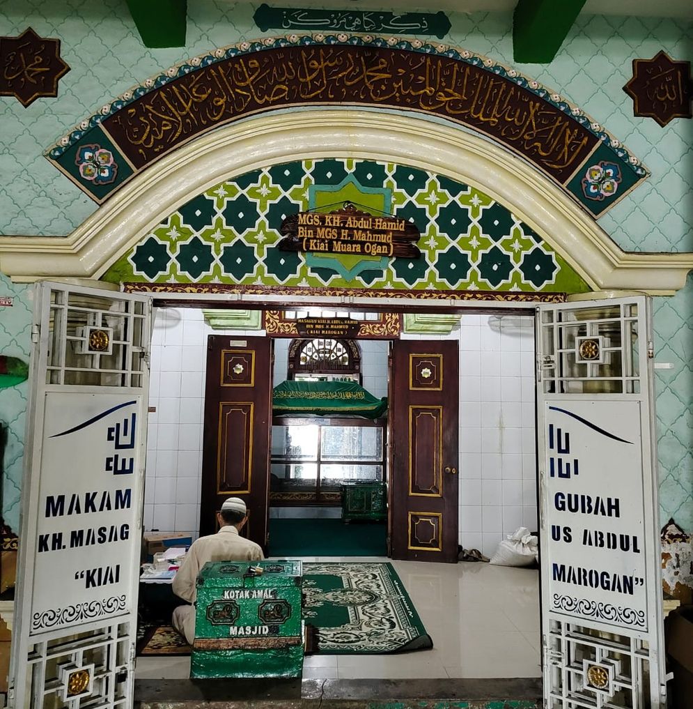 Seorang jamaah sedang berdoa di  makam   Kiai Masagus Haji Abdul Hamid bin Mahmud 