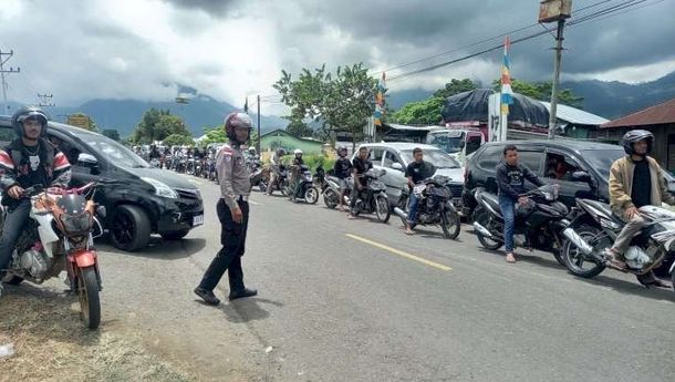 Antrean Kendaraan di SPBU Mena Picu Kemacetan Parah Jalur Ruteng - Labuan Bajo, Polisi Betindak Cepat