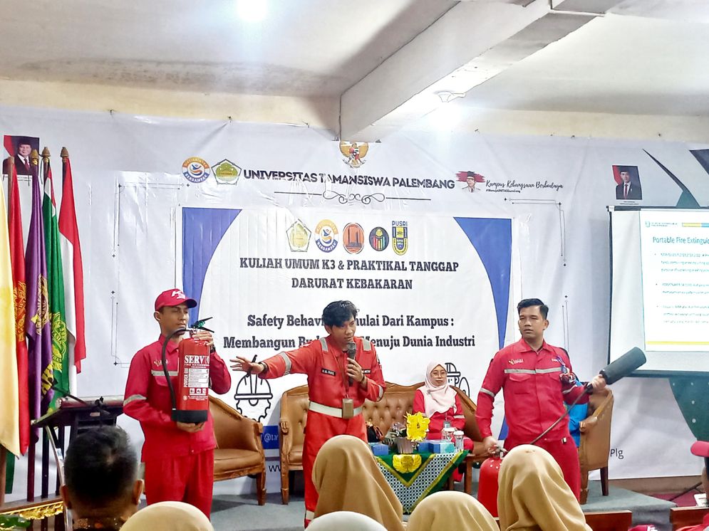 Kuliah Umum Keselamatan dan Kesehatan Kerja atau K3, juga Praktikal Tanggap Darurat Kebakaran dengan tema "Safety Behavior Dimulai Dari Kampus: Membangun Budaya K3 Menuju Dunia Industri" di kampus setempat, Kamis (27/11/2025).