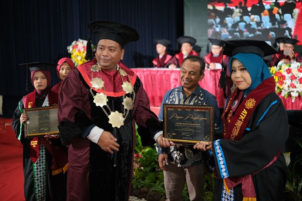27112025-Poltek ATK Yk wisuda lulusan.jpg