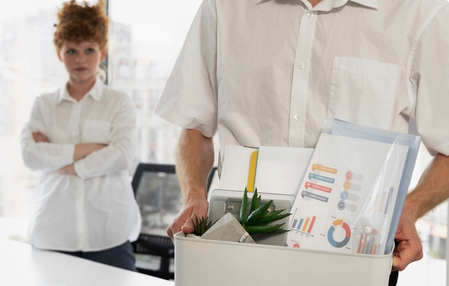 7 Alasan Teraneh Kenapa Orang Dipecat dari Perusahaan, Ada yang Hanya Karena Pakai Kaus Warna Oranye