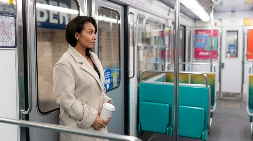 Ilustrasi wanita membawa tumbler di transportasi umum.