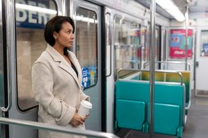 Ilustrasi wanita membawa tumbler di transportasi umum.