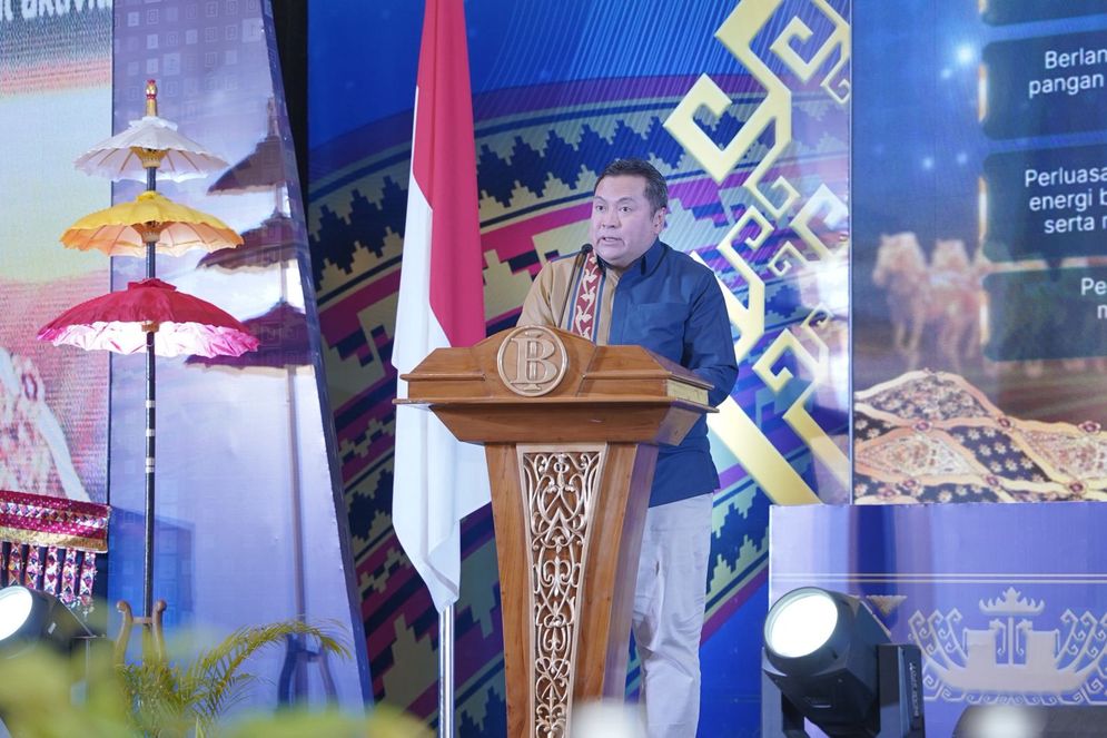 Achmad P. Subarkah penyampaian outlook perekonomian Lampung pada rangkaian PTBI Lampung yang diselenggarakan di Hotel Novotel, Bandar Lampung (28/11).