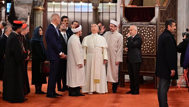 Paus Leo XIV Kunjungi Masjid Biru dalam Suasana Hening dan Penuh Rasa Hormat
