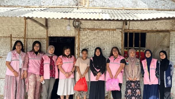 Srikandi PLN UP3 Kotabumi Berbagi Paket Sembako ke Keluarga Kurang Mampu