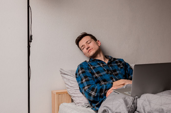 Ini Risiko yang Mengintai Tubuh Anda Jika Tidur dengan Lampu Menyala Setiap Hari