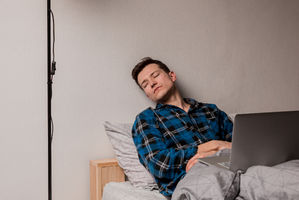 Ini Risiko yang Mengintai Tubuh Anda Jika Tidur dengan Lampu Menyala Setiap Hari