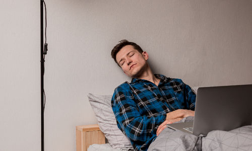 Ini Risiko yang Mengintai Tubuh Anda Jika Tidur dengan Lampu Menyala Setiap Hari