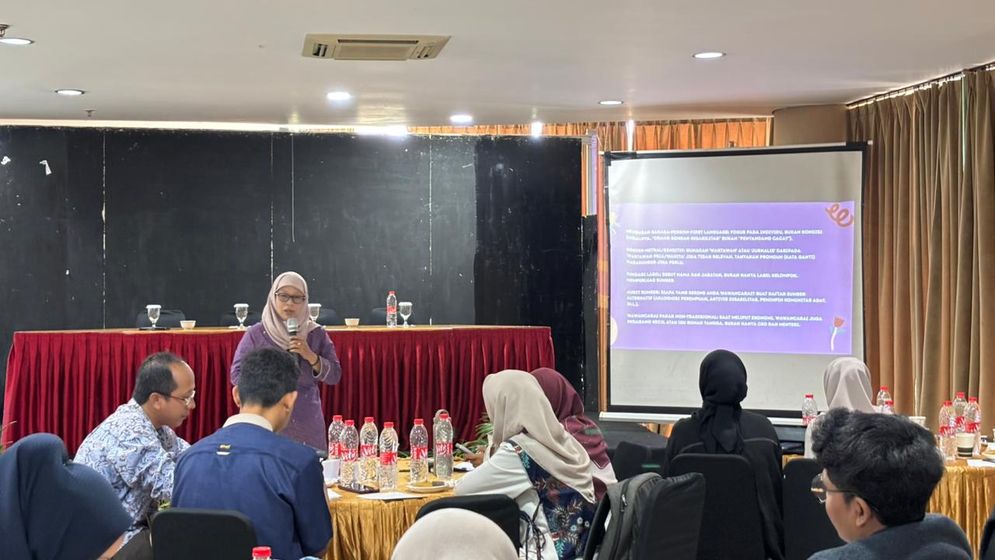 Praktisi  media yang juga pemimpin redaksi WongKito.co,Nila Ertina FM menyampaikan materi jurnalis inklusif