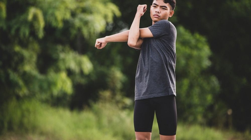 Anak muda sedang olahraga untuk mencegah penyakit jantung.