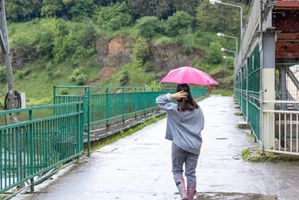 6 Cara Aman Traveling Saat Musim Hujan, Biar Liburan Nataru Tetap Seru!