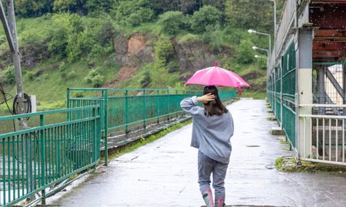 6 Cara Aman Traveling Saat Musim Hujan, Biar Liburan Nataru Tetap Seru!