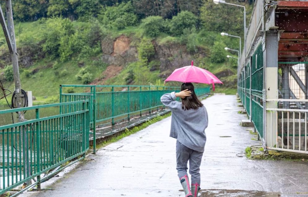 6 Cara Aman Traveling Saat Musim Hujan, Biar Liburan Nataru Tetap Seru!