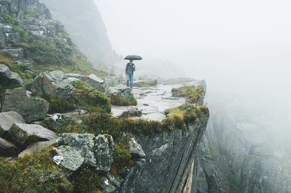 6 Barang yang Wajib Anda Bawa Saat Traveling di Musim Hujan, Liburan Jadi Aman dan Tetap Seru!