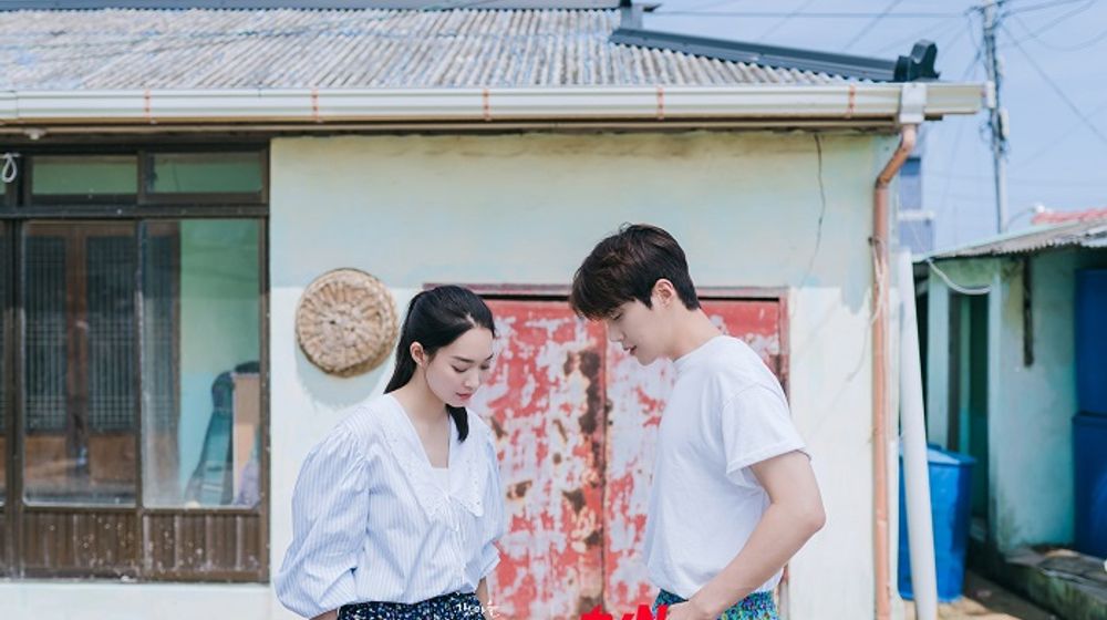 Shin Min Ah dan Kim Seon Ho dalam drakor Hometown Cha Cha Cha.