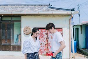 Shin Min Ah dan Kim Seon Ho dalam drakor Hometown Cha Cha Cha.