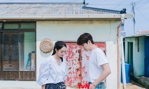 Shin Min Ah dan Kim Seon Ho dalam drakor Hometown Cha Cha Cha.