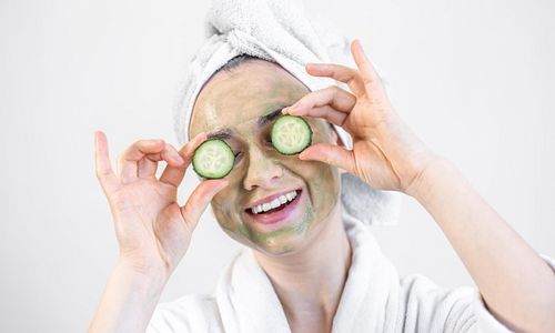 Ilustrasi wanita menggunakan masker wajah alami dari bahan dapur.