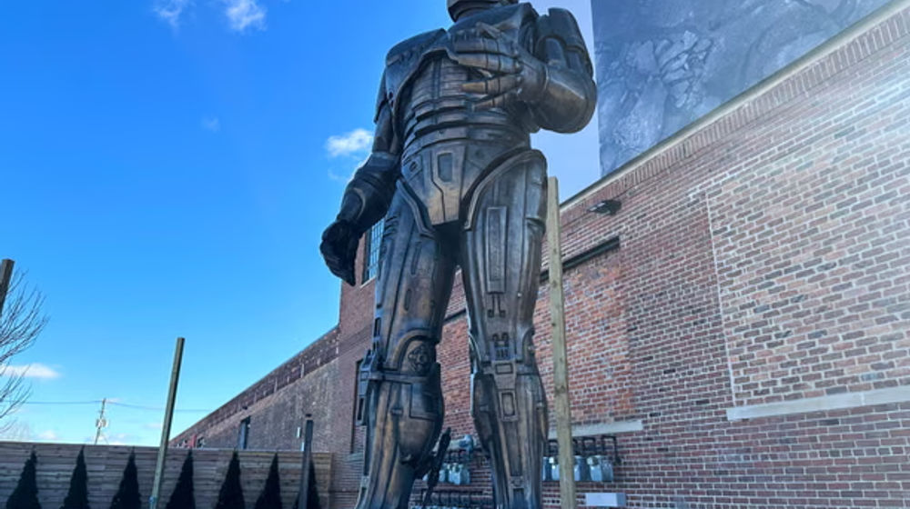 Patung RoboCop berdiri di luar sebuah bisnis di kawasan Pasar Timur Detroit.