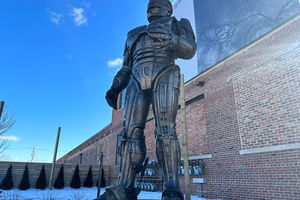 Patung RoboCop berdiri di luar sebuah bisnis di kawasan Pasar Timur Detroit.