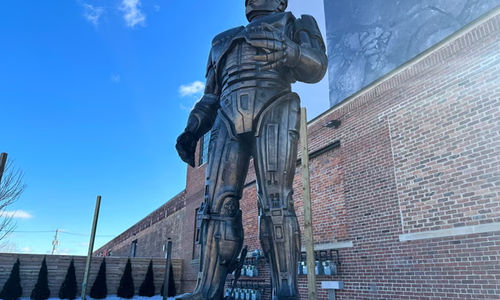 Patung RoboCop berdiri di luar sebuah bisnis di kawasan Pasar Timur Detroit.