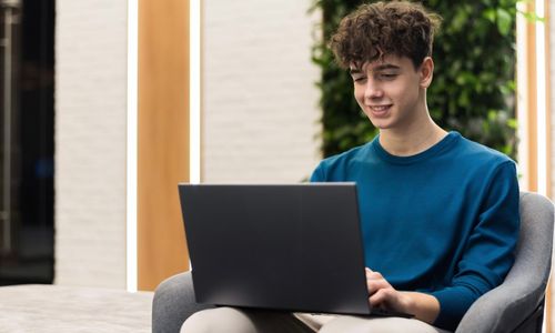 Ide Usaha Cocok untuk Penggemar Anime: Membuat Website dan Blog Niche