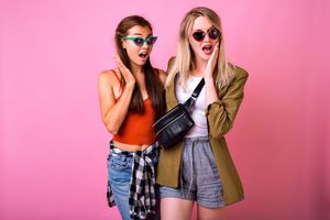 Wanita dengan fashion stylist.