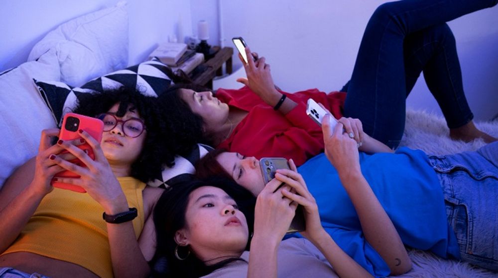 Potret gen Z scrolling media sosial.