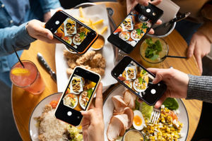 Sebelum makan, Gen Z melakukan salah satu ritual yaitu memotret makanan.