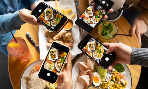Sebelum makan, Gen Z melakukan salah satu ritual yaitu memotret makanan.