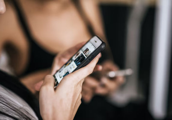 Ilustrasi seseorang menggenggam ponsel terlalu lama.