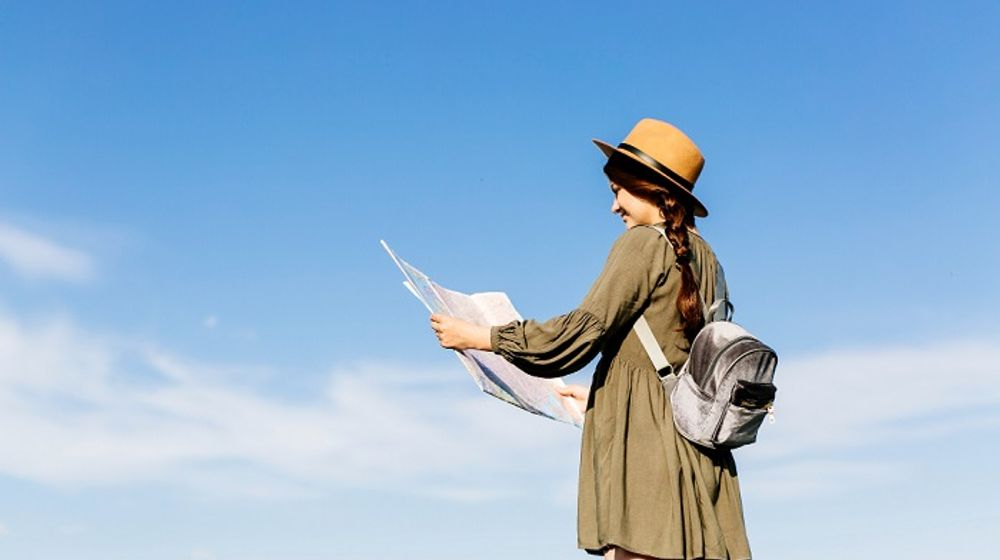 Wanita sedang melakukan perjalanan liburan.