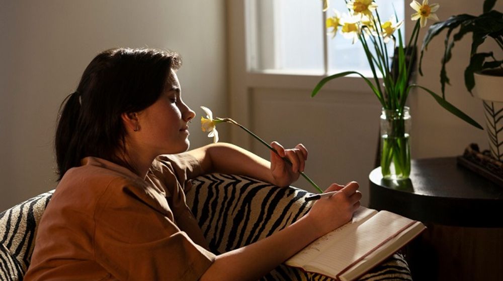 Seorang wanita sedang menikmati me time.