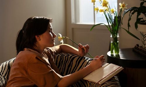 Seorang wanita sedang menikmati me time.