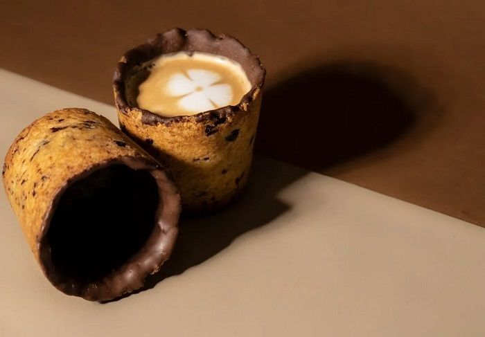 Monday Coffee atau Monday Co memiliki inovasi cookie cup, minum kopi lalu gelasnya bisa langsung dimakan.