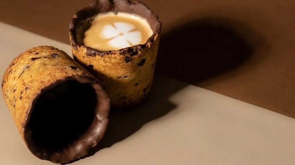 Monday Coffee atau Monday Co memiliki inovasi cookie cup, minum kopi lalu gelasnya bisa langsung dimakan.