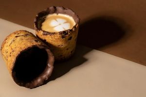Monday Coffee atau Monday Co memiliki inovasi cookie cup, minum kopi lalu gelasnya bisa langsung dimakan.