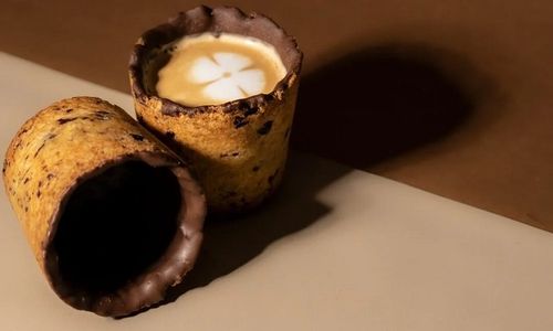 Monday Coffee atau Monday Co memiliki inovasi cookie cup, minum kopi lalu gelasnya bisa langsung dimakan.