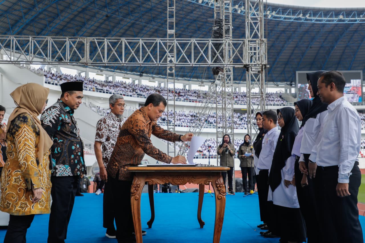 Gubernur Jateng Serahkan SK Pengangkatan 13.111 PPPK Paruh Waktu - soloaja.co