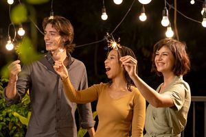 Merayakan tahun baru.