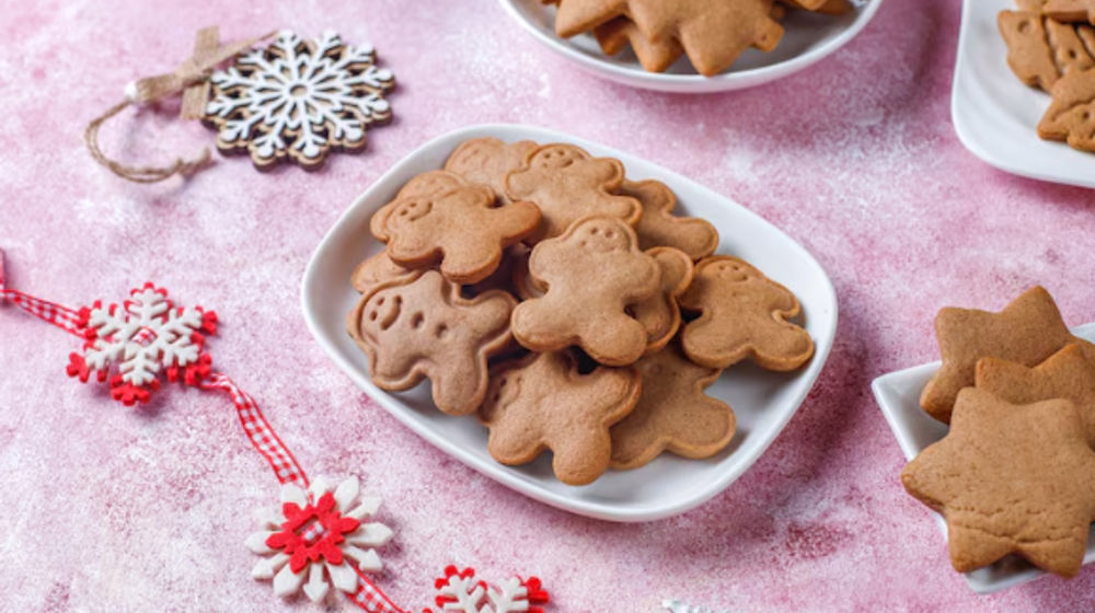 Kue jahe atau gingerbread cookies dalam perayaan Natal.