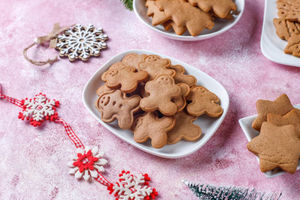 Kue jahe atau gingerbread cookies dalam perayaan Natal.