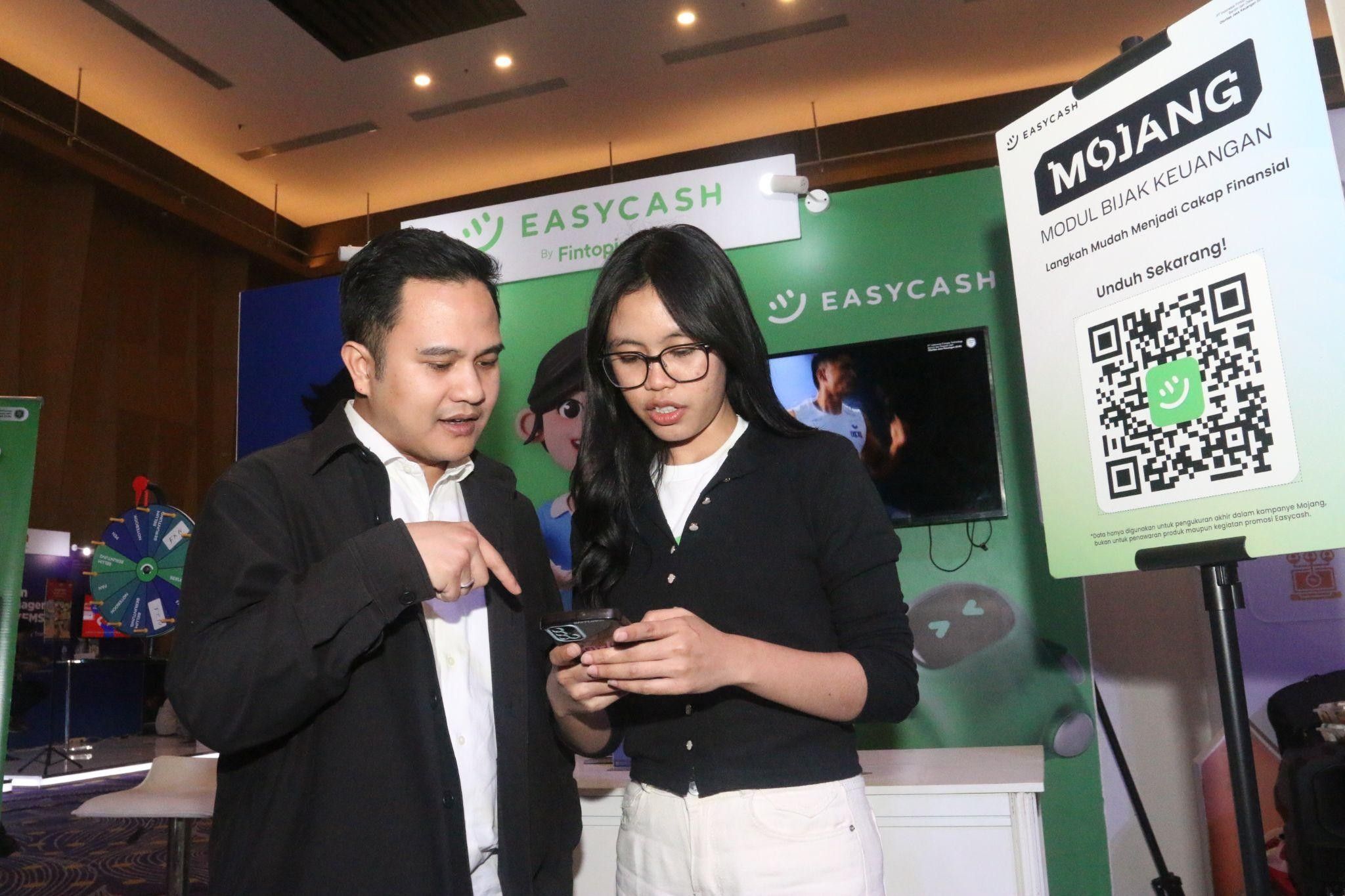 Head of Corporate Affairs Easycash Wildan Kesuma menjelaskan Modul Bijak Keuangan (MOJANG) kepada pengunjung stan Easycash di Mandiri BFN Fest 2025, Jakarta (10/12)