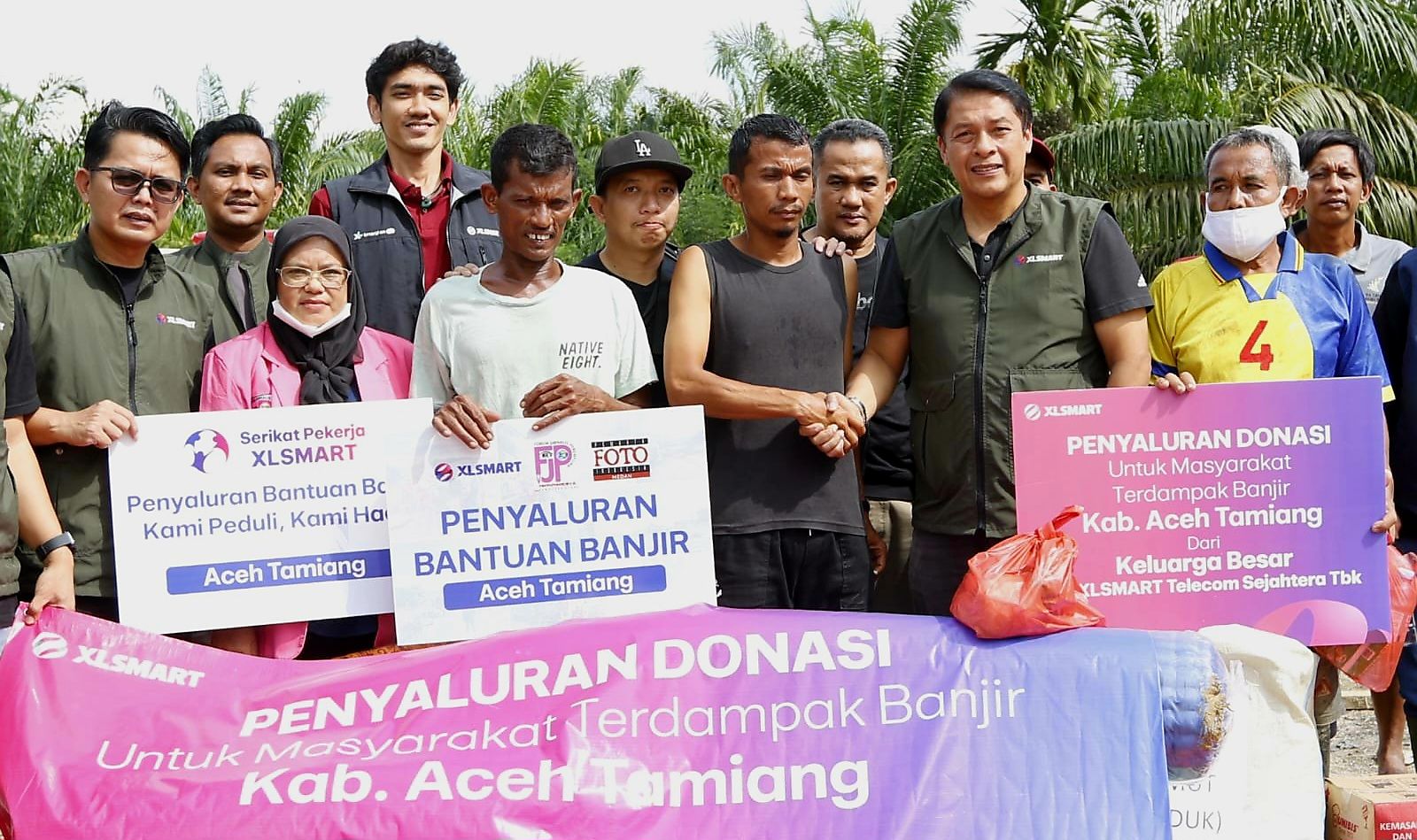 FJPI Sumut dan XLSmart menyalurkan bantuan untuk korban banjir bandang di Acehtamiang