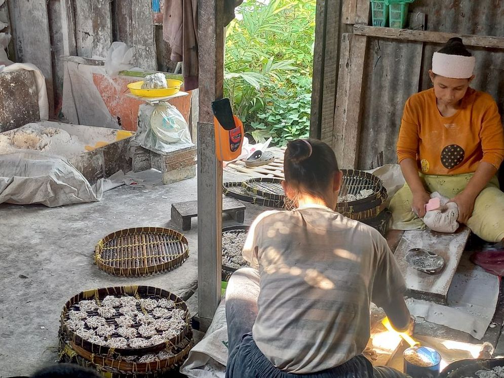 Sejumlah pekerja sedang membuat kerupuk ikan di rumah Sarnati